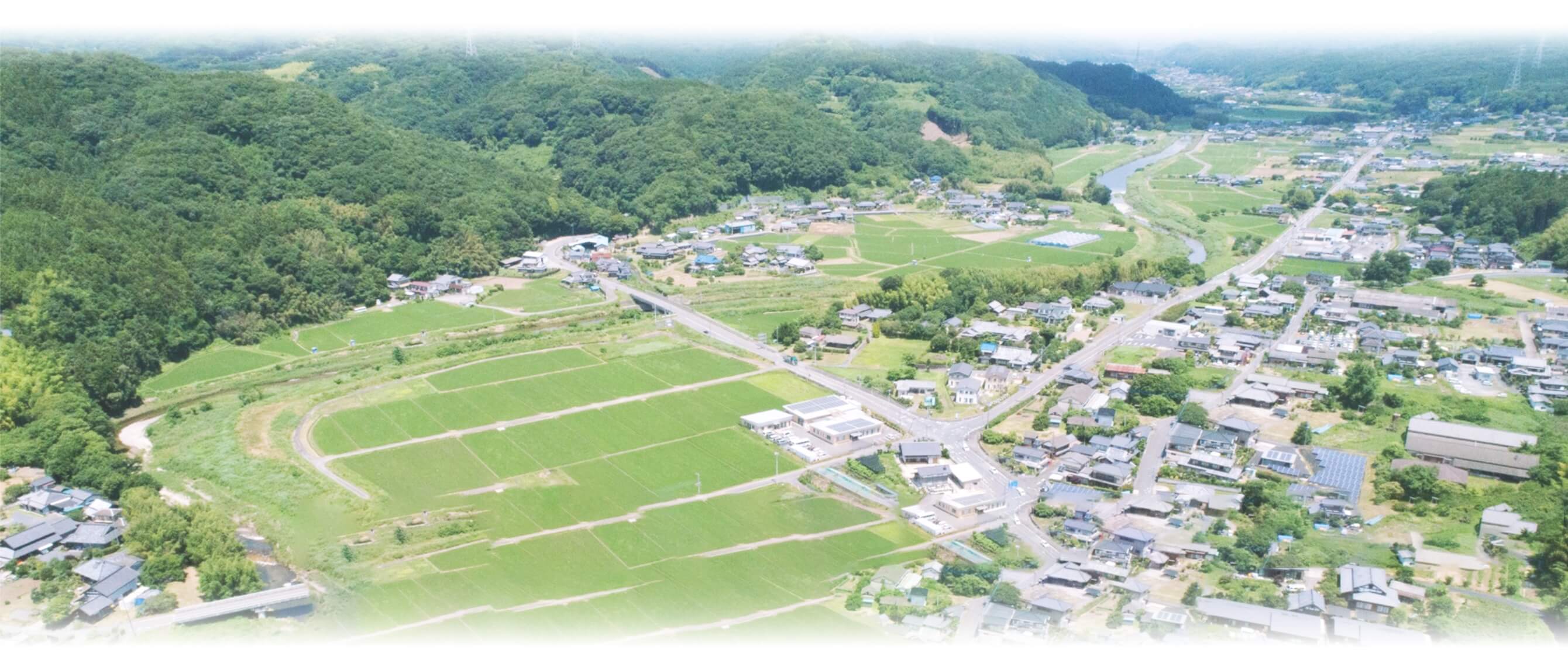 常陸太田市の里山と田園風景を上空から捉えた写真